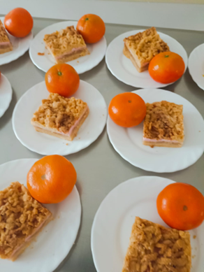 Zdjęcia_nr_23_przedstawiają_desery_naleśniki_z_owocami_banany_w_sosie_z_wafelkami_szarlotka_i_ciasto_z_galaretką-_efekty_pracy_seniorów_podczas_treningów_z_samoobsługi__kulinoterapii.png