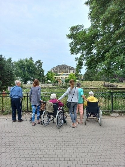 Na zdjęciu widzimy hale stulecia oraz mieszkańców, którzy ją podziwiają. Cała sceneria jest z wycieczki do ZOO.