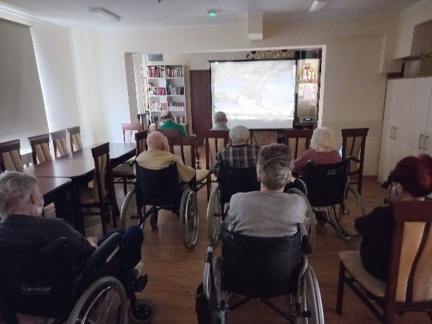 Zdjęcie nr 9. Widzimy na nim mieszkańców uczestniczących w spotkaniu towarzyskim amatorów kinematografii w świetlicy.