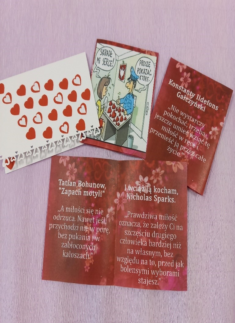 Ręcznie zdobione i dekorowane kartki Walentynkowe z życzeniami oraz książeczki z poezją o miłości. Kartki  z białego  papieru , ozdobiona wycinanymi sercami w kolorze czerwonym o różnej wielkości i różnym układzie. Książeczki z  ozdobnego papieru z kwantowym nadrukiem w kolorze ciemnej czerwieni i tekstem w kolorze białym