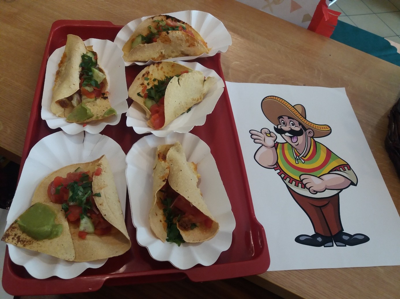 Na zdjęciu widać przygotowane potrawy – tacos z warzywami.