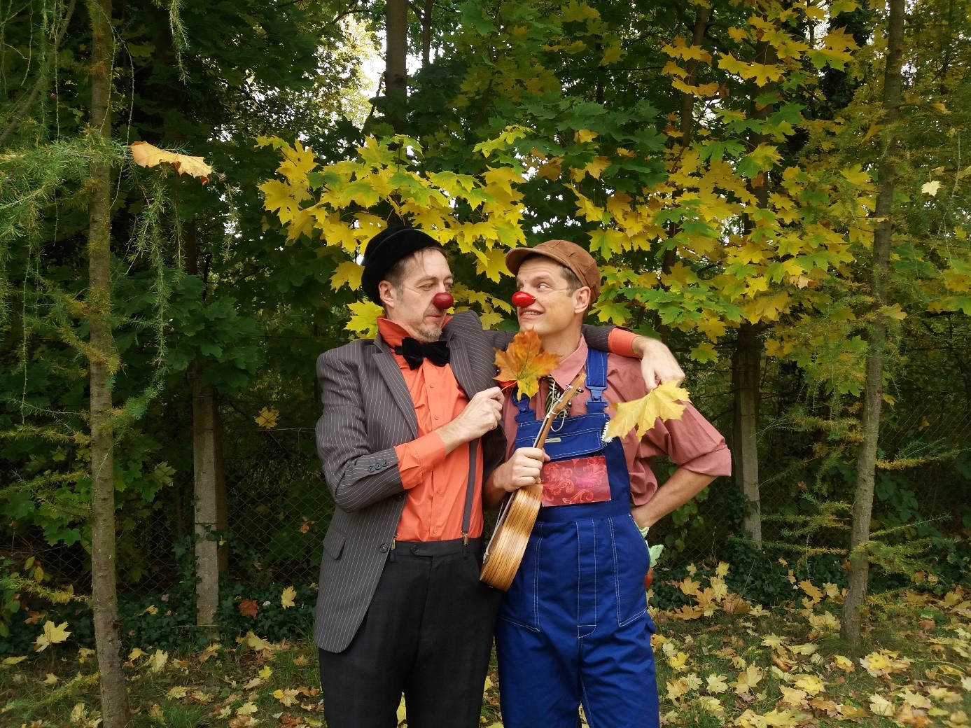 Na zdjęciu widać dwóch panów przebranych za clownów z akcji „Czerwone noski”
