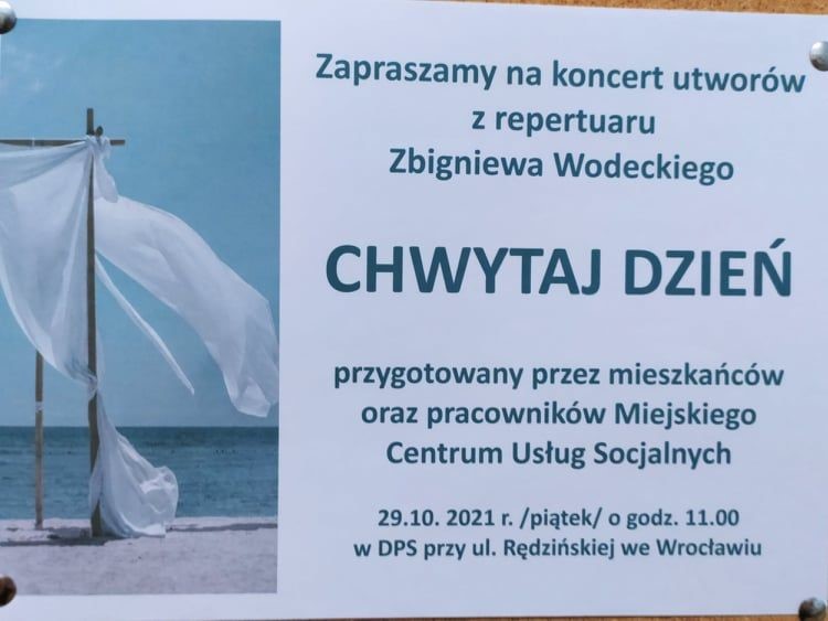 Na zdjęciu: plakat informujący o koncercie pt. „Chwytaj dzień”.