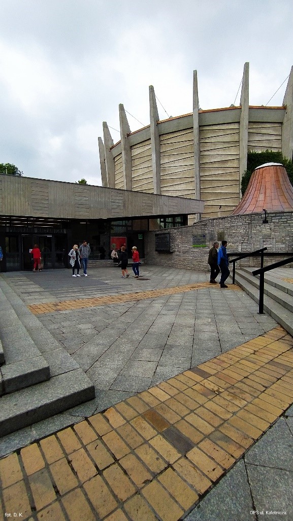 Na zdjęciu wejście do budynku Panoramy Racławickiej, w tle fragment rotundy,w której znajduję się słynne dzieło „Bitwa pod Racławicami"