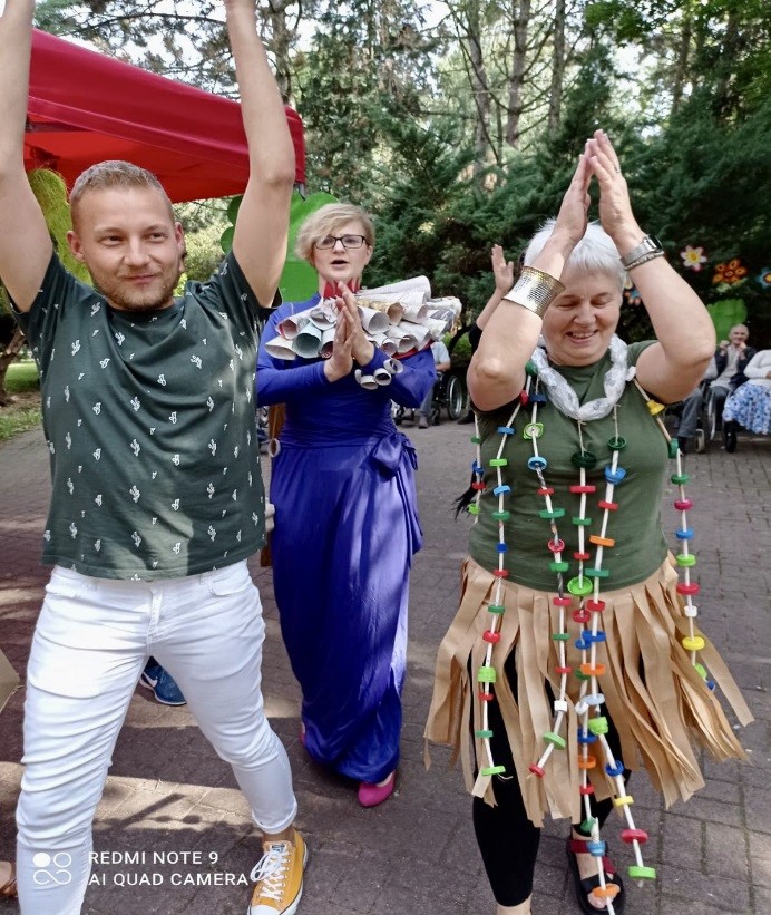 Na zdjęciu: uczestnicy pokazu mody w strojach z recyklingu  w radosnym korowodzie.