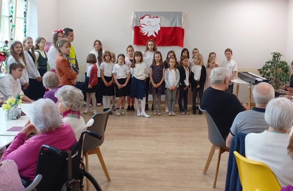 przedstawia_Akademię_z_okazji_3_Maja_przygotowana_przez_dzieci_ze_Szkoły_Podstawowej_nr_95.png